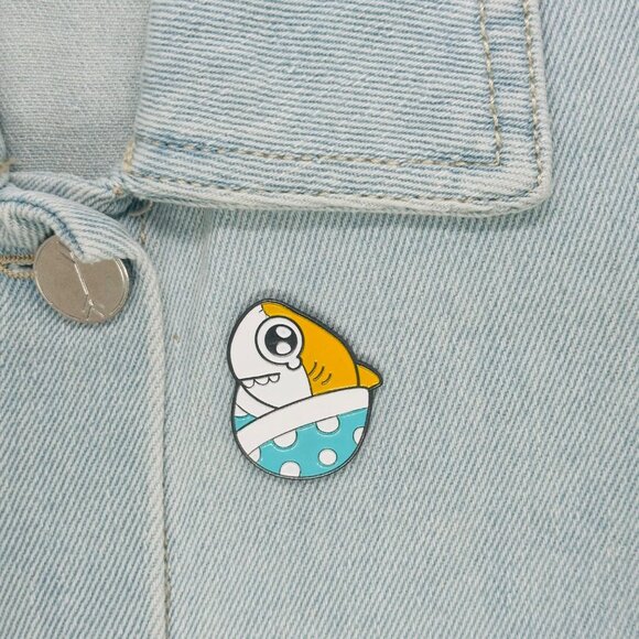 ✨Enamel Brooch Spot Shark Pin Yellow Blue Animal Sea Life Whale Fun Shark NEW✨ - Picture 1 of 6
